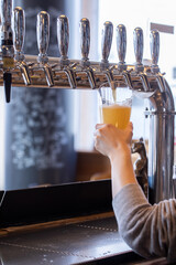 サーバーから注がれるビール　beer