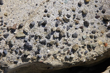 砂利が露出している「砂岩」