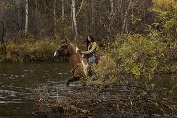 Девушка на лошади пересекает реку