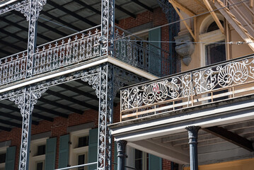Scenic typical balcony at historic building in the French Quarter of New Orleans - obrazy, fototapety, plakaty
