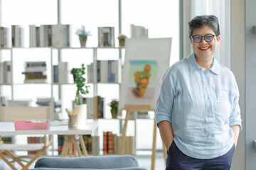 Obraz premium Cheerful Asian artist at home