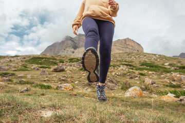 Naklejka premium Girl hike in the mountains.