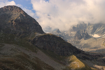 Majestätische Alpenlandschaft im Dunst; Cima di Fellaria (Östl. Grat) in den Bernina-Alpen