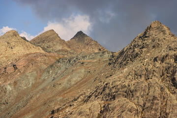 Alpine Pyramidengruppe über dem Lago di Gera; Kamm des Piz Canfinal (Bernina-Alpen)