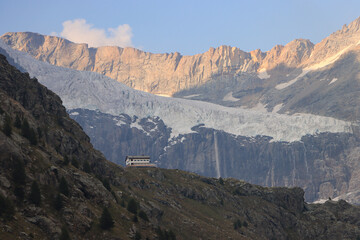 Majestätische Alpenlandschaft; Blick zum Rifugio Bignami am Fellaria Gletscher (Bernina-Alpen)