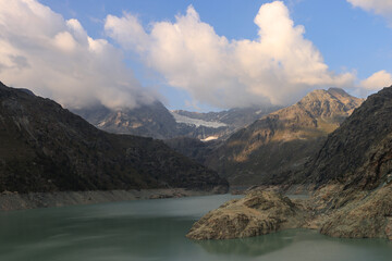 Stausee im Hochgebirge; Blick von der Staumauer des Lago di Gera zu Fellaria Gletscher und Cima Fontana