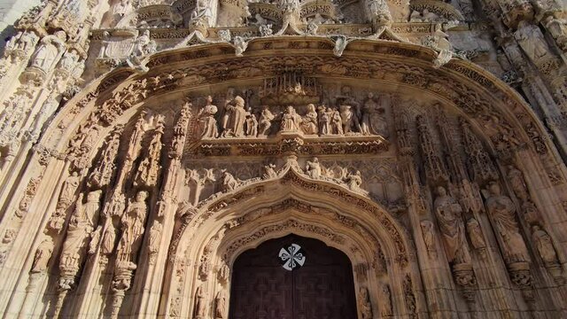 Puerta principal iglesia San Pablo estilo gótico isabelino en Valladolid, con escena de la coronación de la virgen, España