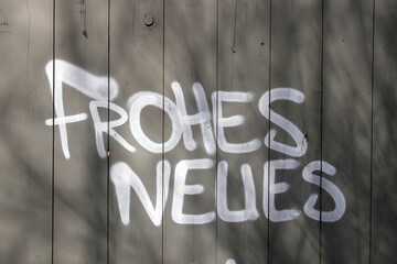 frohes neues graffiti an holzzaun