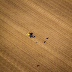 vue a&eacute;rienne d'un tracteur dans un champ &agrave; Bretteville-Saint-Laurent en Seine Maritime en France