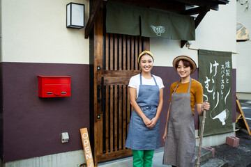 街で飲食店を経営する若い女性たち　ポートレート