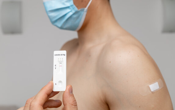 man showing negative rapid antigen test result