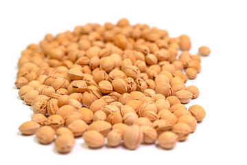 Getrocknete Kirschkerne vor weißem Hintergrund