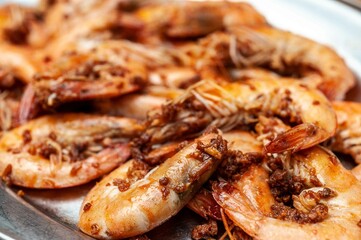 Obraz na płótnie Canvas shrimp in garlic and oil