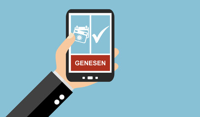 Person zeigt Impfstatus auf dem Smartphone: Status genesen