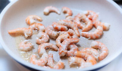 Shrimp fried in a white ceramic pan