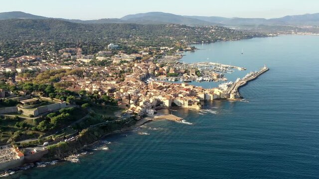 survol de Saint-Tropez sur la french Riviera dans le Var, sud de la France