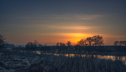 Naklejka premium Winter sunrise on river