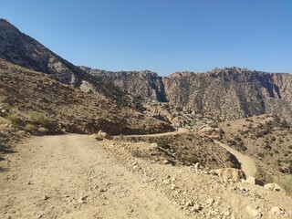 Dana, la plus grande réserve naturelle de Jordanie, marche en plein milieu d'une zone montagneuse...