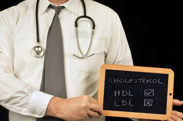 Concept de bon et mauvais cholestérol avec un médecin tenant une ardoise d'école