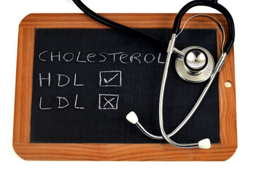 Concept de bon et mauvais cholestérol avec une ardoise d'école et un stéthoscope