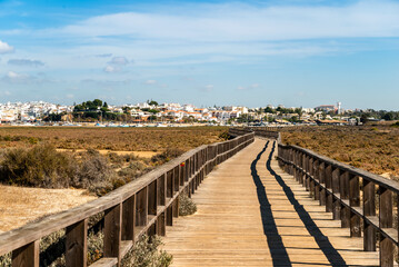 Obraz premium Wooden boardwalks by the coast of Alvor, Algarve, Portugal