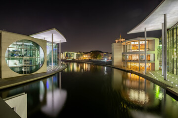 Obraz premium Spreebogen mit Reflektionen in der Spree im Berliner Regierungsviertel bei Nacht