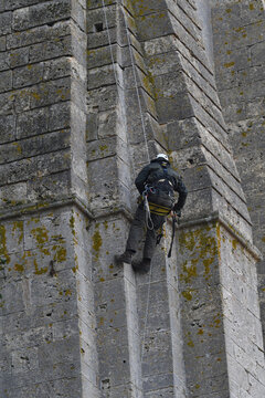 ouvrier travaillant sur les clochers de la cath&eacute;drale de Chartres