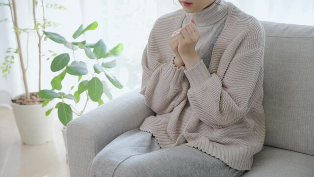 寒がる冷え性のミドル女性