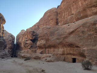 La petite cité nabatéenne Petra, en Jordanie, ancien chemin et historique de transport de produits locaux, des habitations taillées dans la roche, ombre, crevasse et habitation