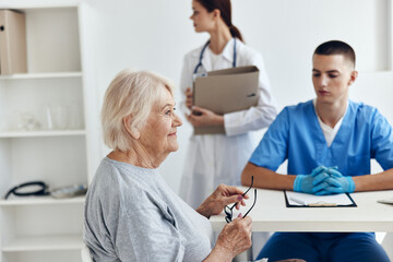 Obraz premium elderly patient at the doctor's and nurse's appointments professional advice