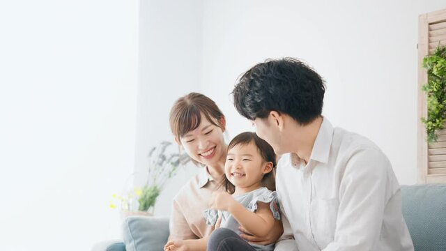 両親に遊んでもらっている女の子