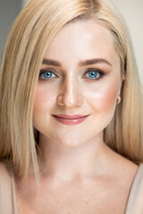 Naklejka premium Beautiful blonde woman self make up process