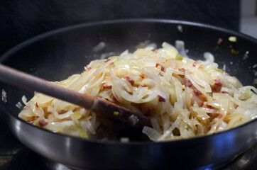 Zwiebeln mit Speckwürfeln anbraten