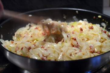 Zwiebeln mit Speckwürfeln anbraten