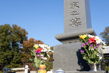 墓石と供花　墓参り・供養　イメージ　Japanese style grave with offering flowers