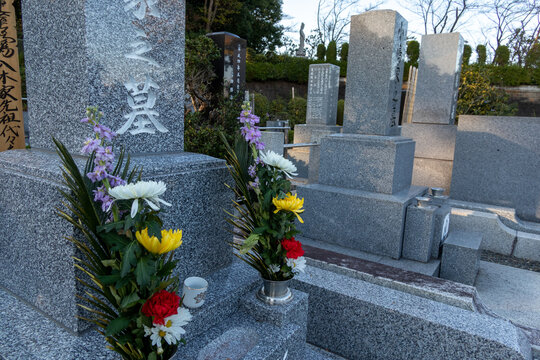 墓石と供花　墓参り・供養　イメージ　Japanese style grave with offering flowers