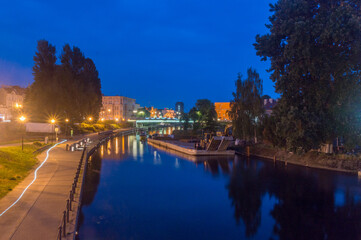 Night view on coast of President Gabriel Narutowicz on Brda river in Bydgoszcz, Poland. - obrazy, fototapety, plakaty
