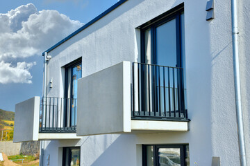 Fenstertür mit Französischem Balkon, Sturzsicherungsgeländer an einem modernen Mehrfamilienhaus