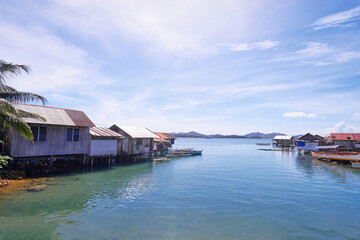 Obraz premium Wooden houses of tropical village on the sea shore.