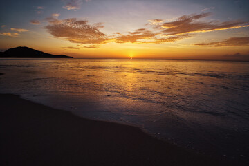 Obraz premium Beautiful seascape with sunset cloudy sky.