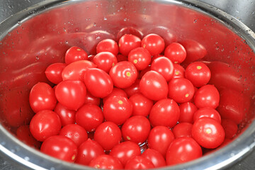The cleaned tomatoes are in the tableware
