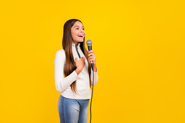 Obraz premium Photo of impressed sweet student girl wear white zip shirt smiling singing song looking empty space isolated yellow color background