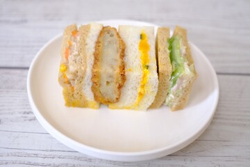 お皿に乗ったサンドイッチ