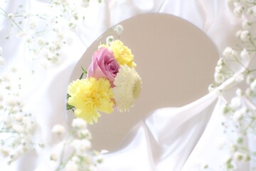 複数の花　鏡に映った