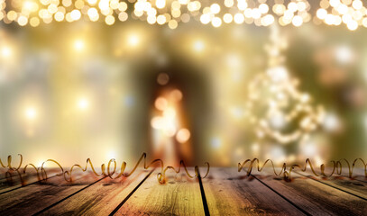 Unscharfer Weihnachtshintergrund mit Lichterketten und Christbaum