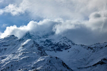 Fototapeta na wymiar Berggipfel in den Wolken - Schweizer Alpen