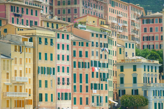 Gli edifici che compongono la cosiddetta Palazzata di Camogli, in Liguria.