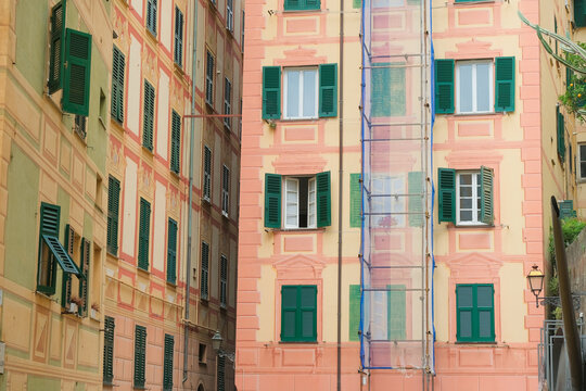 Gli edifici che compongono la cosiddetta Palazzata di Camogli, in Liguria.