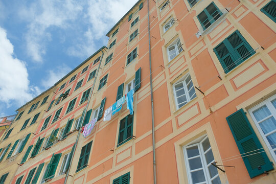 Gli edifici che compongono la cosiddetta Palazzata di Camogli, in Liguria.