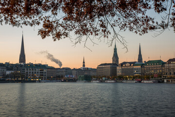 Alster in Hamburg an einen herbstlichen Morgen 